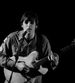 Johnny Silver als John Lennon 